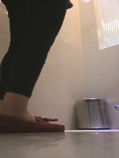 ZT全景廁拍系列20 玩滑冰的小妹憋太久直接滑進廁所一泄如注