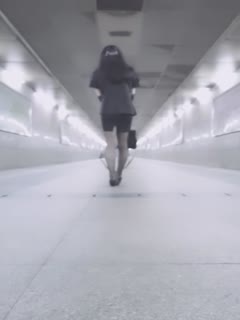國產CD系列偽娘曦曦穿著短裙黑絲到 公路人行道旁的小巷內露出自慰