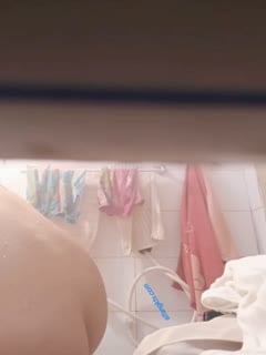 帮隔壁的女生通马桶的时候偷偷藏了一个摄像头偷拍她洗澡身材很有料