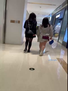 商場一路跟蹤抄底兩位可愛小美女其中一位黑絲小姐姐竟然沒有穿內褲