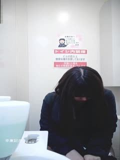 商場女廁全景偷拍妝容精緻的小姐姐1