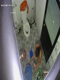 咸湿房东浴室偷装摄像头偷拍❤️身材不错的租客小姐姐一边洗澡一边看视频