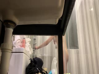 酒店卫生间暗藏摄像头偷拍好身材的美女洗澡全过程在线播放